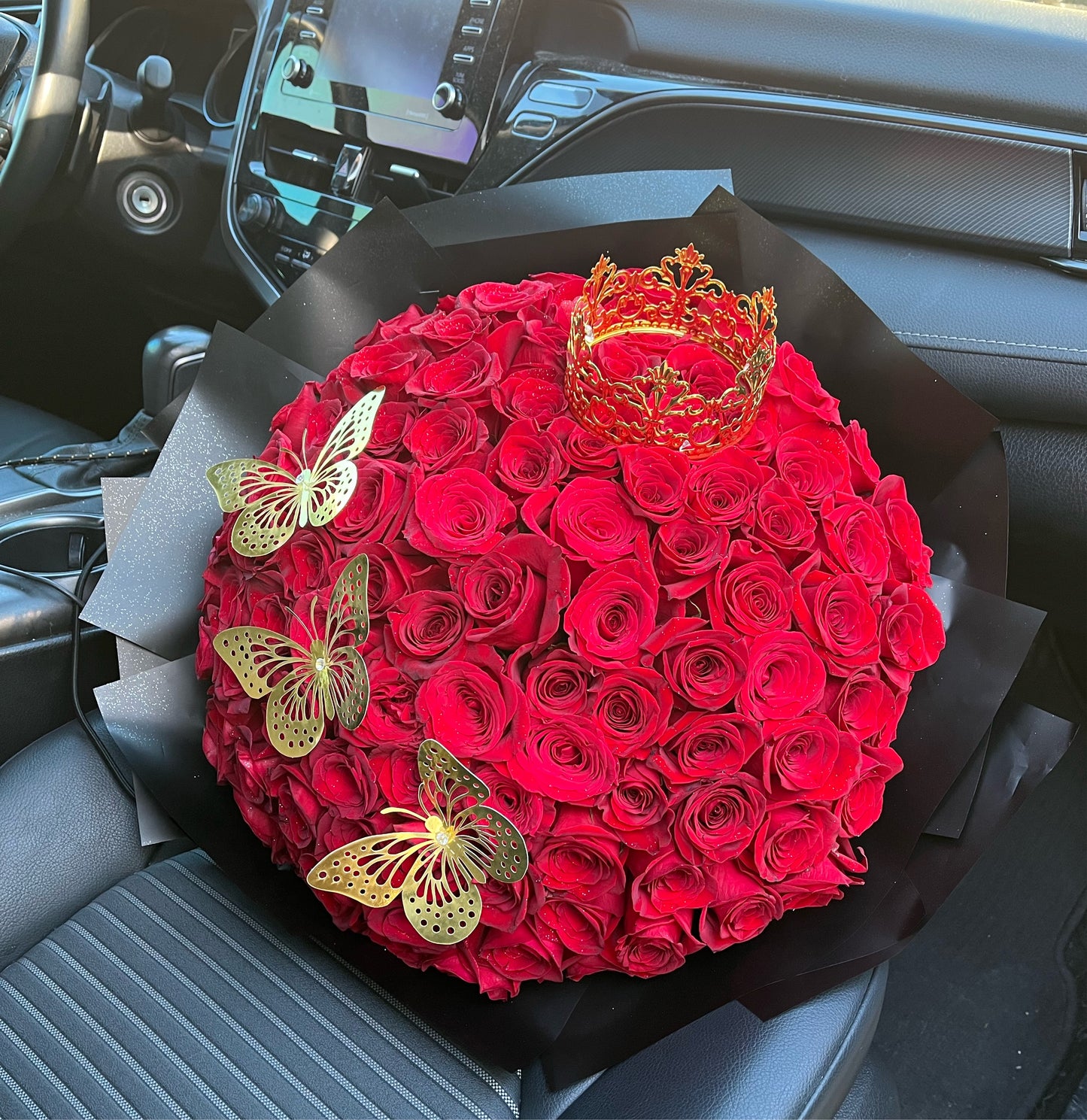 100 Red Roses - Belleza Bouquet in black