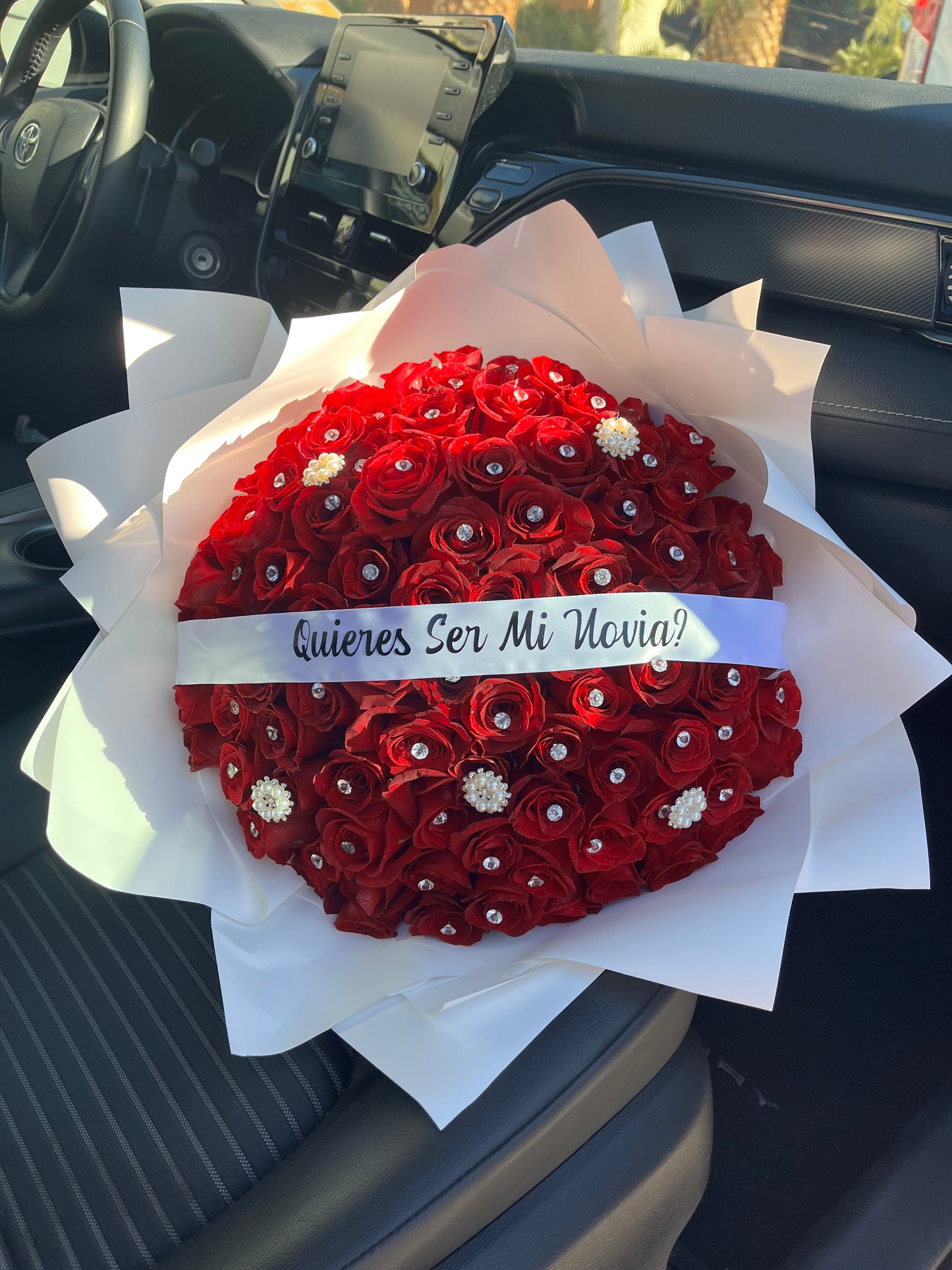 “Quieres ser mi novia?” Bouquet 100 roses